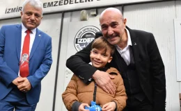 İzmir Büyükşehir Belediye Başkanı Tunç Soyer, deprem mağdurlarıyla buluştu