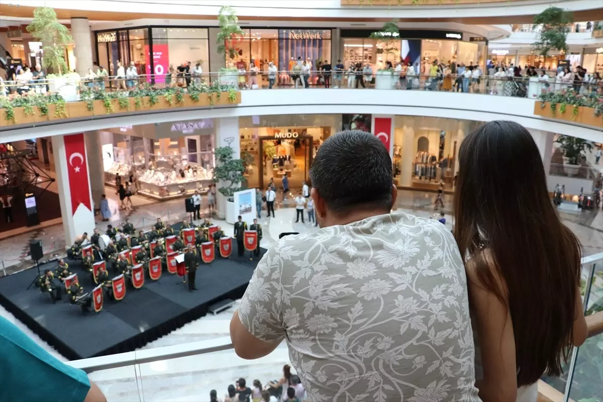 İzmir’de Ege Ordusu Bölge Bandosu Zafer Bayramı konseri verdi