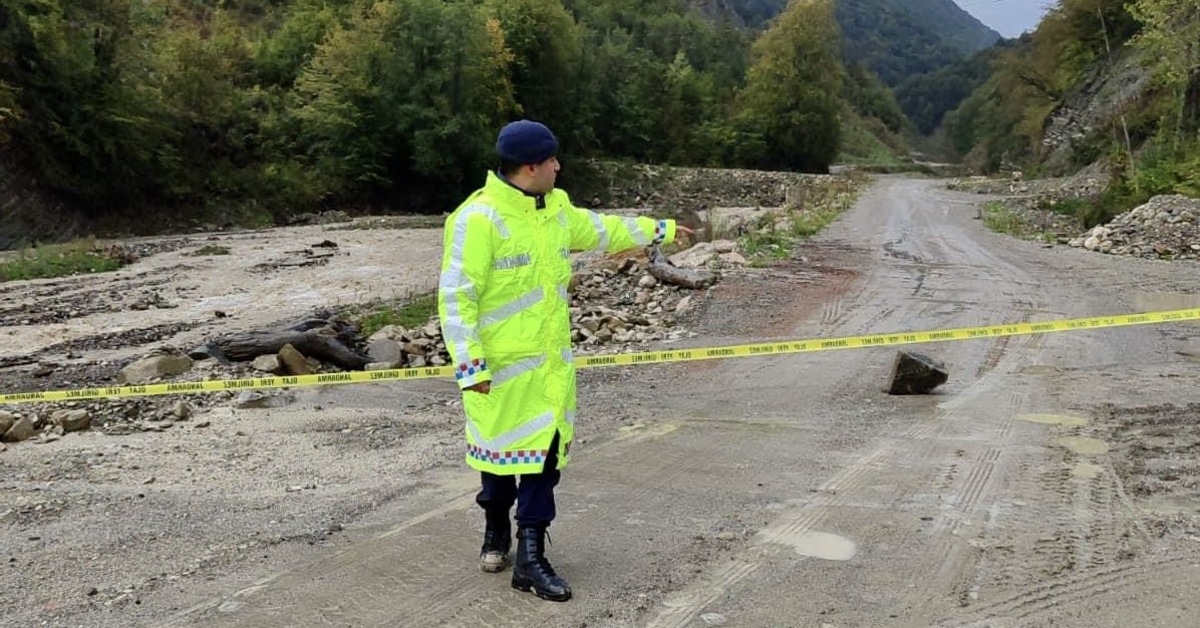 Sinop’ta su taşkını alarmı: Bazı yollar trafiğe kapatıldı