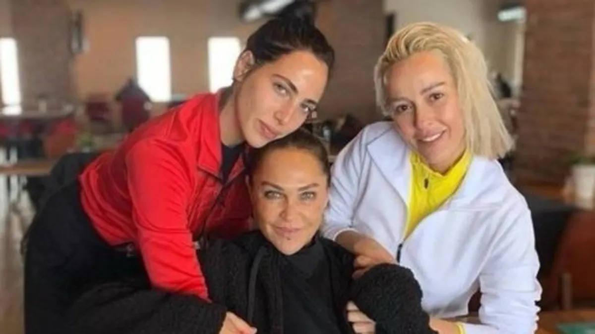 Hülya Avşar’dan uzun süre sonra kız kardeşiyle yepyeni poz! Helin Avşar’ın yüzündeki değişim dikkat çekti!