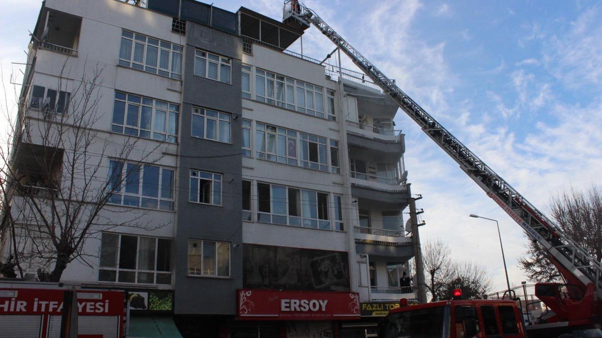 4 katlı binada yangın: Vatandaşlar kurtarılmayı bekliyor