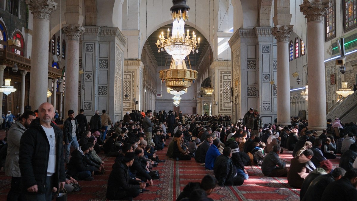 Emevi Camii’nde restorasyon öncesi son cuma namazı