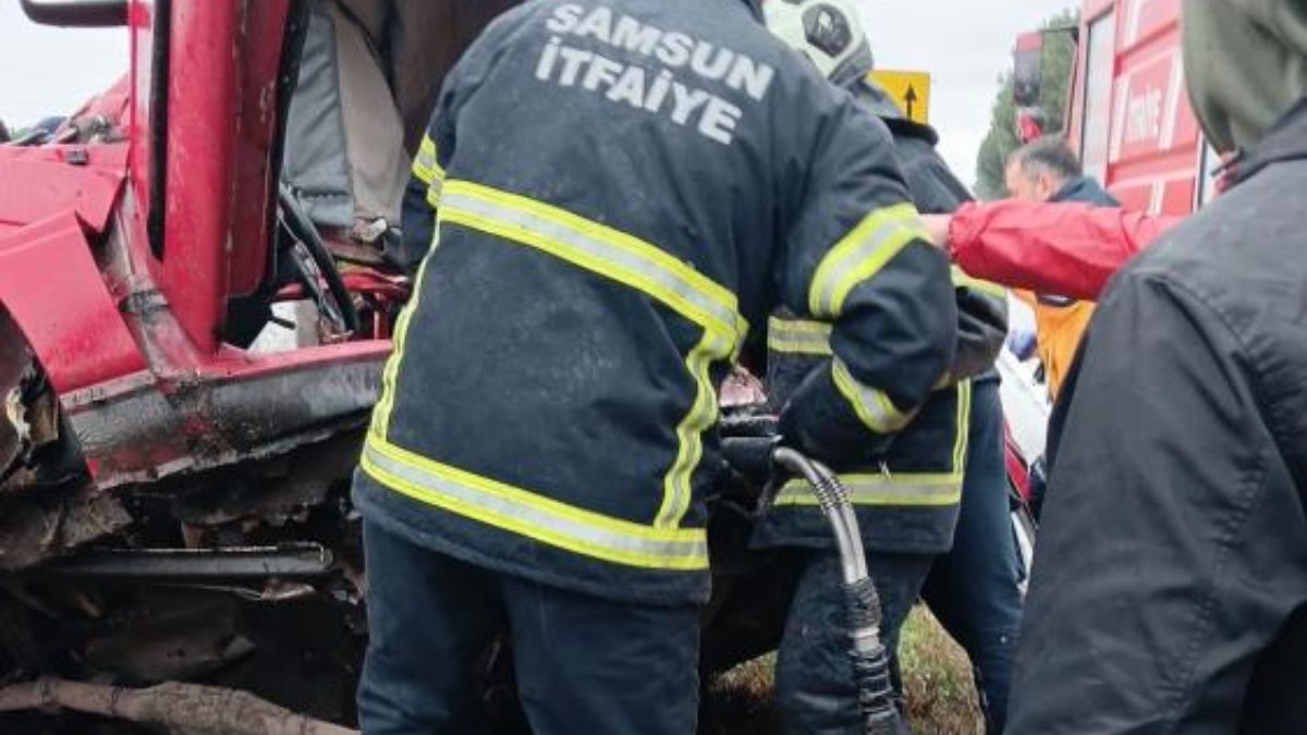 Samsun’da aydınlatma direğine çarpan araç hurdaya döndü