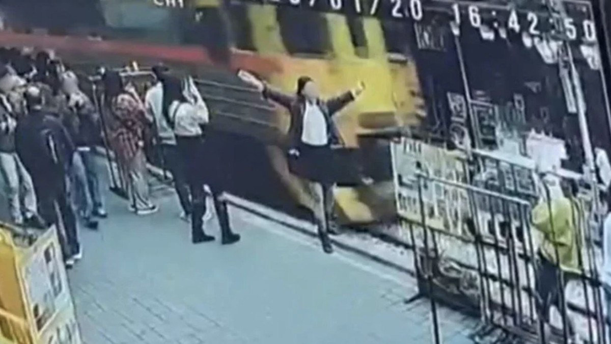 Tayvan’da fotoğraf için poz verirken raylara düştü