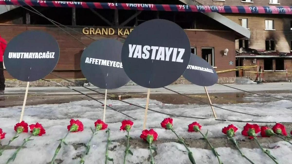 “YASTAYIZ” Yangında ölen 78 kişi karanfillerle anıldı…