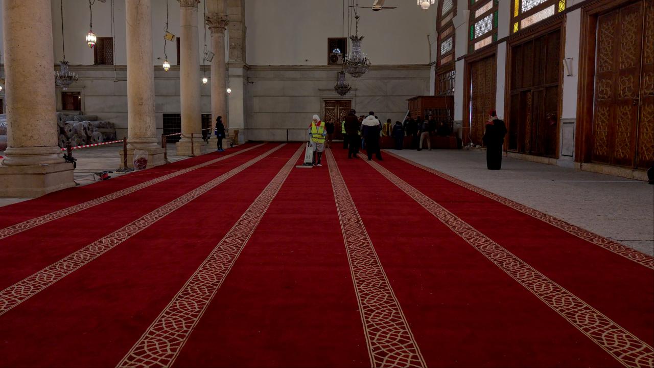 Emevi Camii’ne Gaziantep’te üretilen halılar serildi