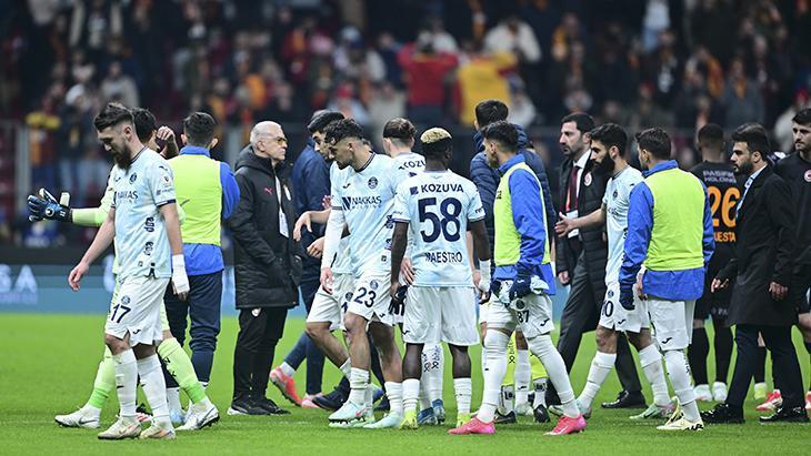 SON DAKİKA |  Adana Demirspor, Galatasaray maçında sahadan çekildi!