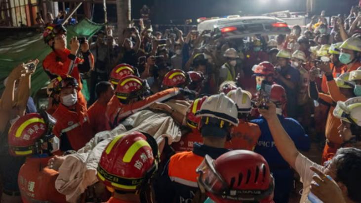 7.7’lik depremde hayata tutundu! Dünya anbean izledi