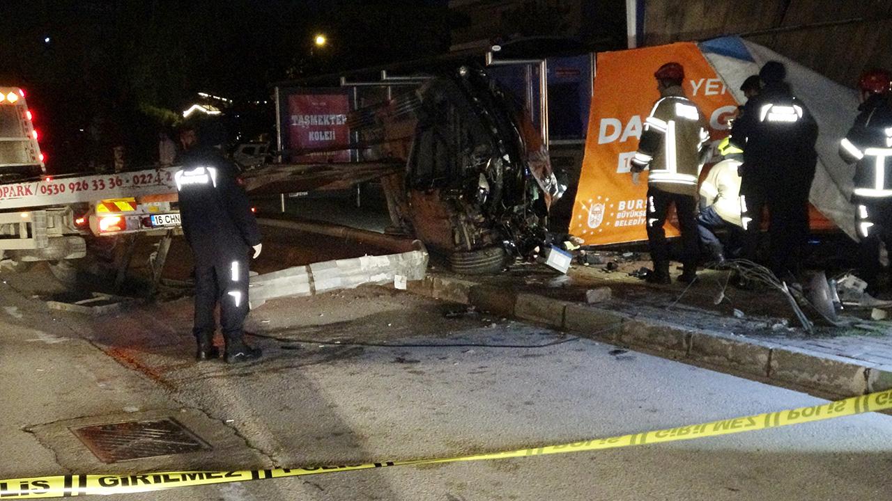 Aydınlatma direğine çarpan otomobil hurdaya döndü: 1 ölü, 1 yaralı
