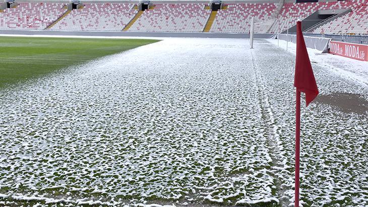 Fenerbahçe maçı öncesinde Sivas’ta zemin karla kaplandı!