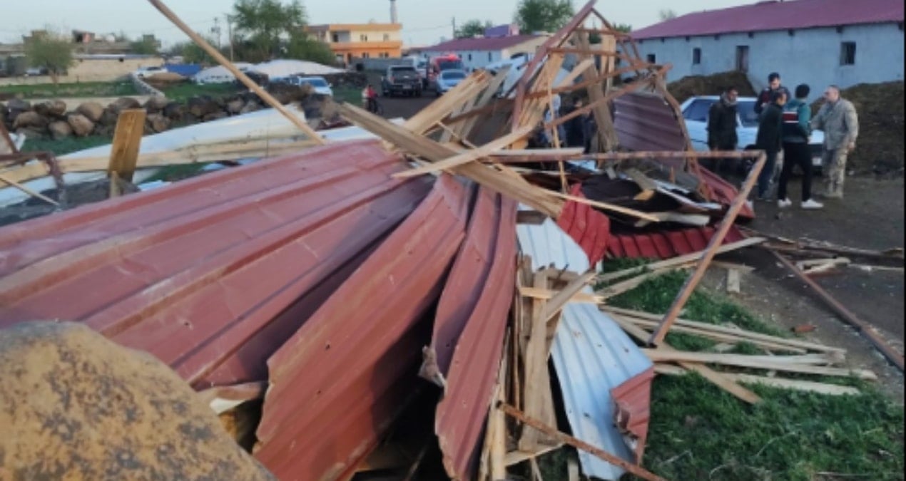 Mardin’de hortum! Çatılar uçtu, ağaçlar devrildi…