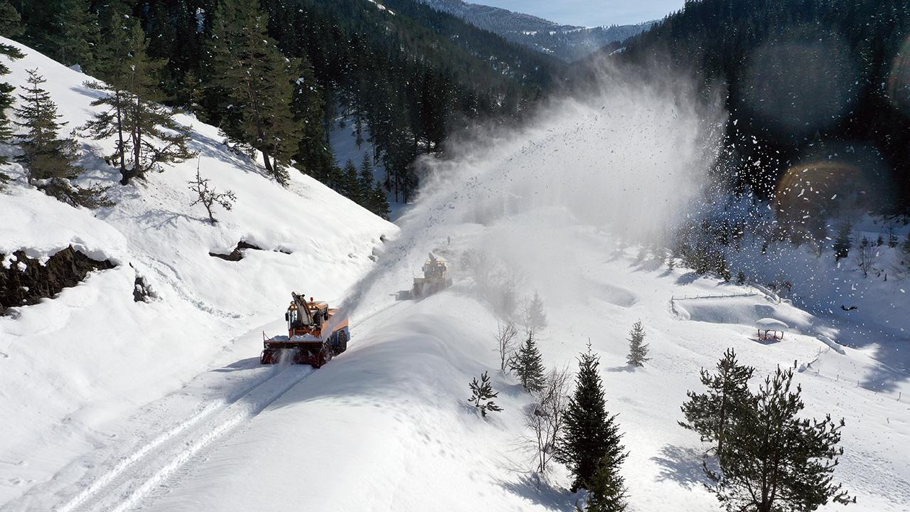 Nisan karı 181 yolu ulaşıma kapattı