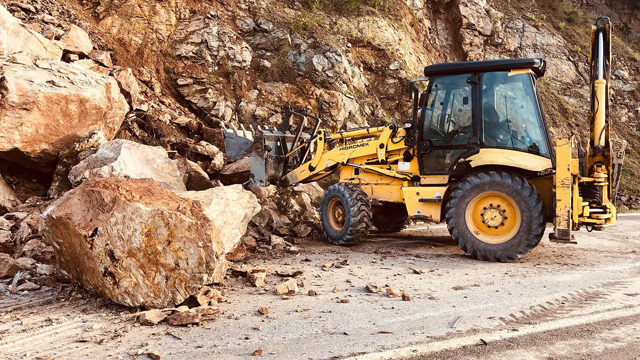 Yalova’da dev kayaların yola düştüğü anlar kamerada